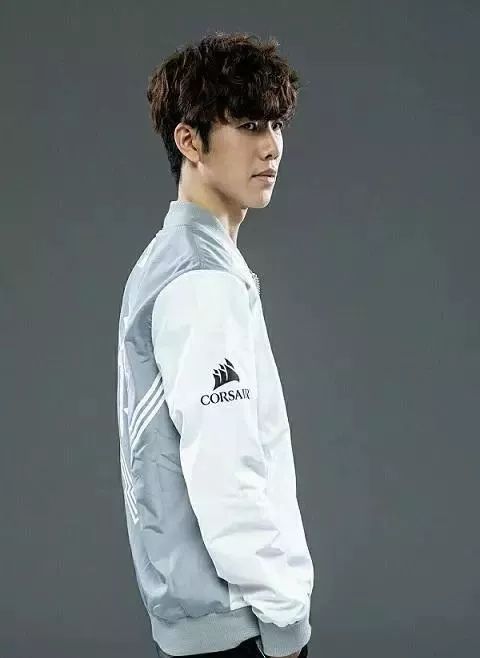 三波团队战斗完成了翻盘！SYWJJ 剑魔势不可挡， FunPlus Phoenix 在第一场比赛中击败了 LGD Gaming